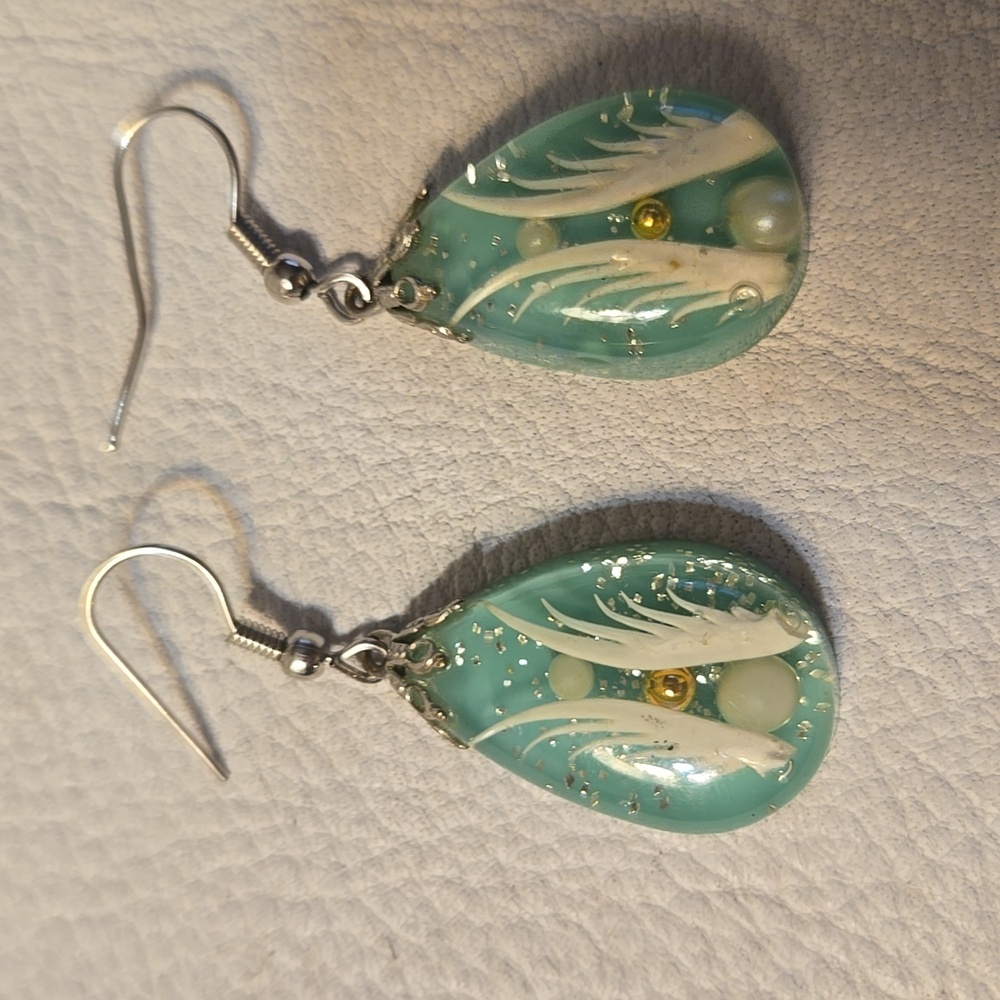 Vintage green resin with pearl and gold bead white feather like design 1…
